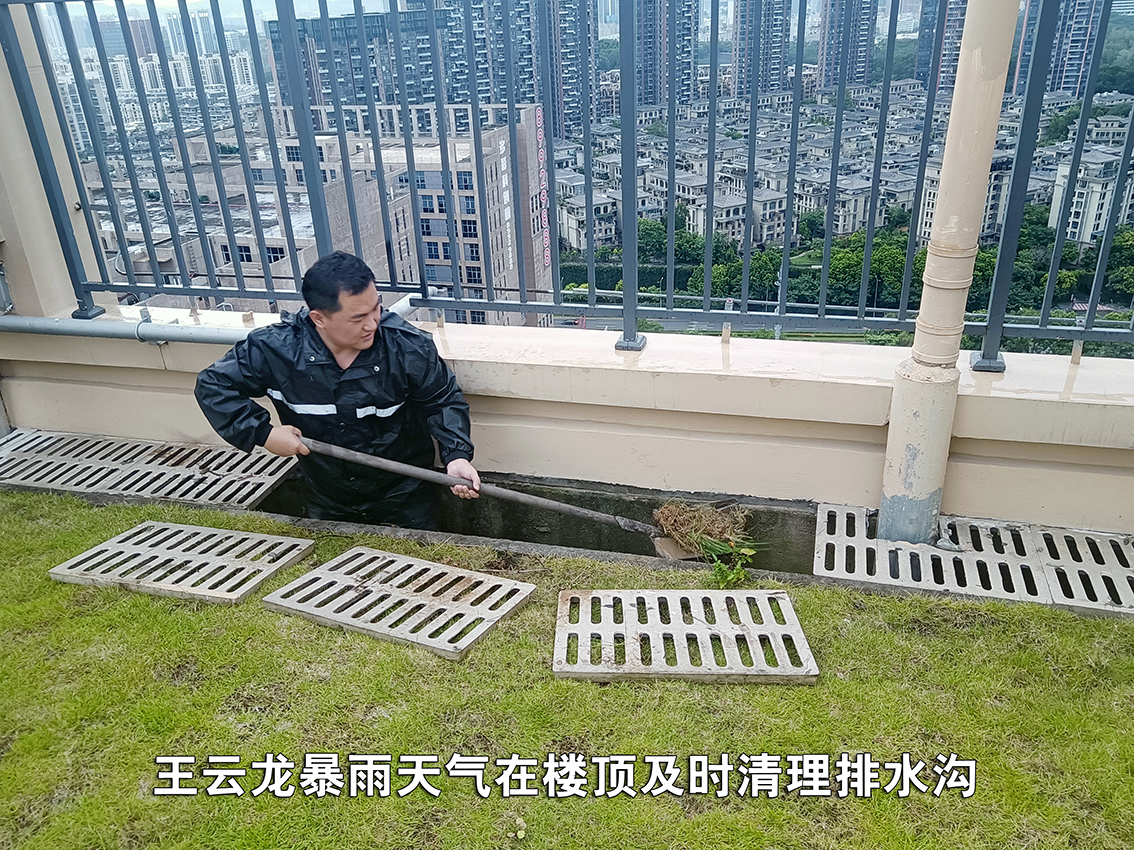 把平凡写成“守护诗篇” ——记龙馨家园物业负责人王云龙的赤诚服务情 把平凡写成“守护诗篇” ——记龙馨家园物业负责人王云龙的赤诚服务情